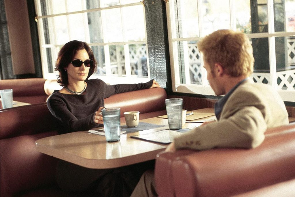 Guy Pearce and Carrie-Anne Moss in Memento