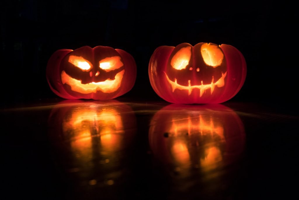 Halloween Recipe: the ultimate pumpkin treats to make for a spookily delicious evening! Movie nights would be no fun without kickass food.