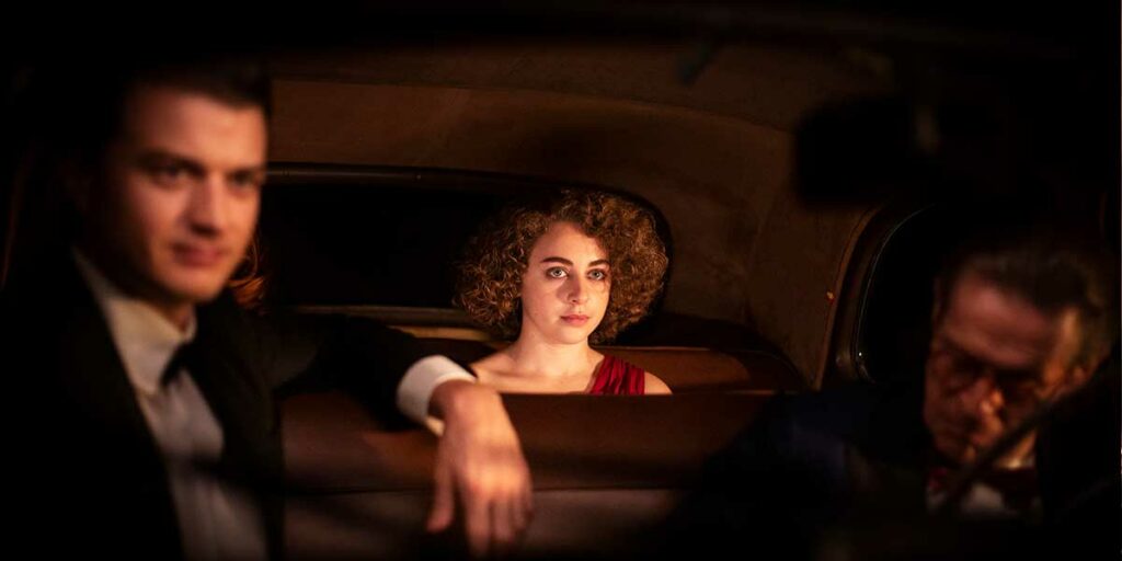 The protagonist of Finalmente L'Alba sits in a car