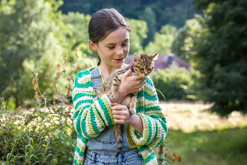 Clémence and her cat Lou in the film A Cat's Life