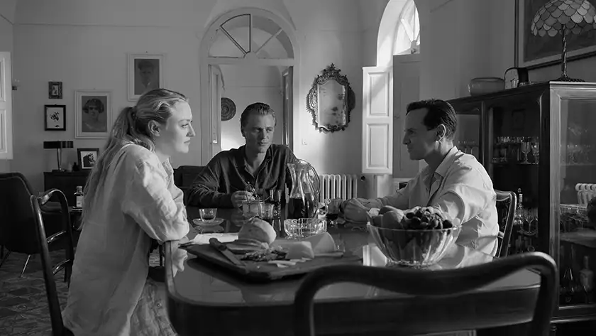 Dakota Fanning as Marge Sherwood, Johnny Flynn as Dickie Greenleaf and Andrew Scott as Tom Ripley sit at the breakfast table in the series Ripley