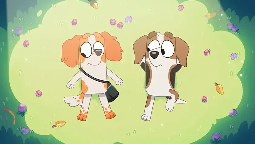 Two dogs lie on the grass in Barky Boats, one of the Bluey supporting characters' 5 best episodes according to Loud and Clear Reviews
