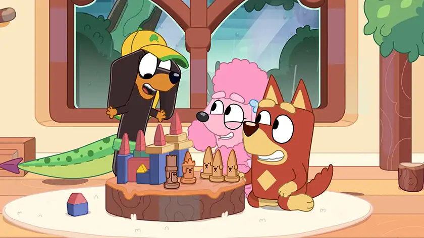 Three dogs play chess in Early Baby, one of the Bluey supporting characters' 5 best episodes according to Loud and Clear Reviews