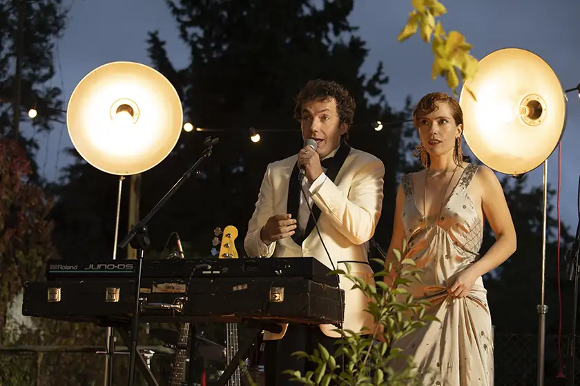 A bride and a groom sing behind a mixer at night in the film The Other Way Around (Volveréis)