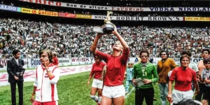 Women footballers hold a trophy in the film Copa 71