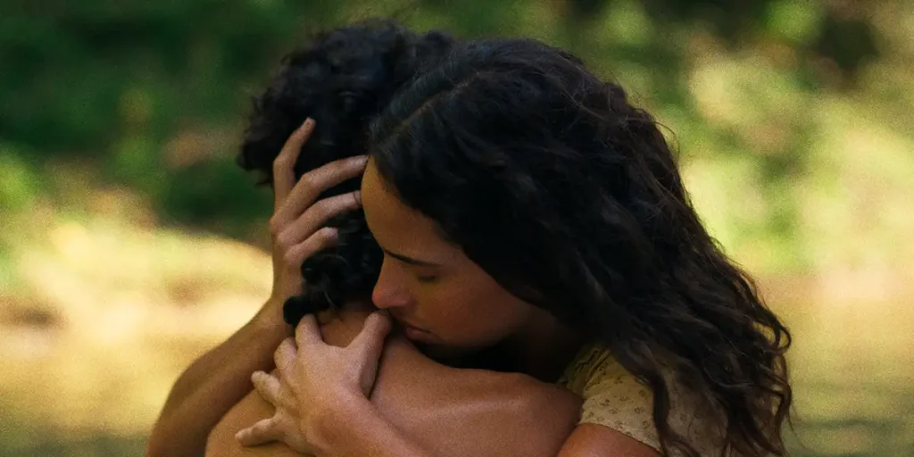 A man and a woman hug in a still from the film Los Frikis