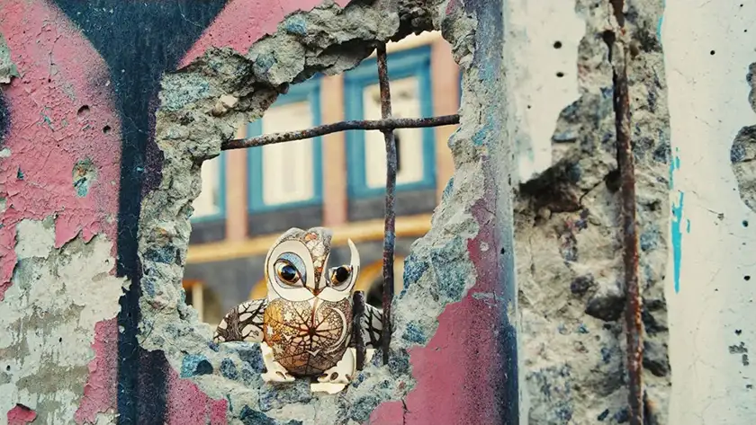 The porcelain figure of an owl in the film Porcelain War