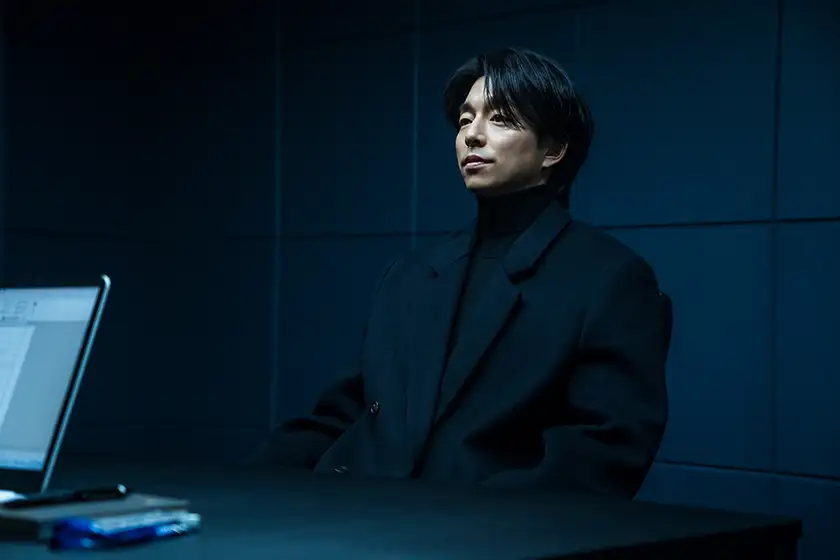 Gong Yoo as Han Jeong-won in Episode 1 of The Trunk