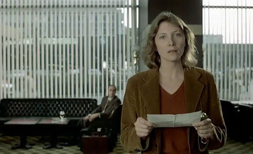 A woman holds a piece of paper in Les Rendez-vous d'Anna