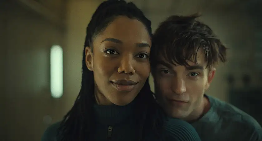 Naomi Ackie and Robert Pattinson in Mickey 17