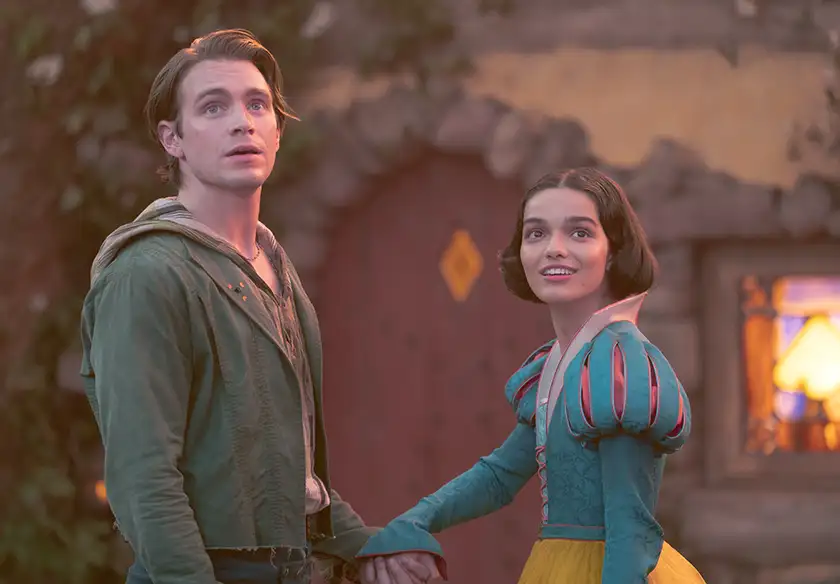 Jonathan (Andrew Burnap) and Snow White (Rachel Zegler) in Disney's live-action SNOW WHITE (2025)