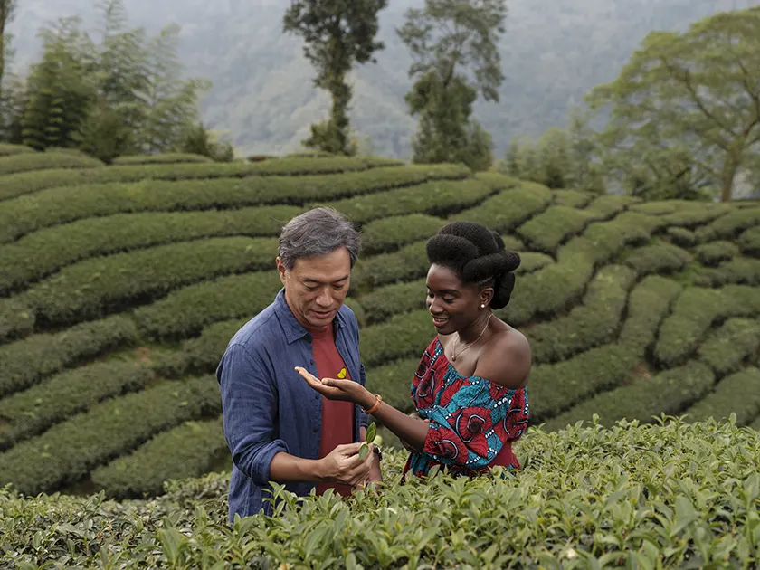Nina Mélo and Chang Han in Black Tea