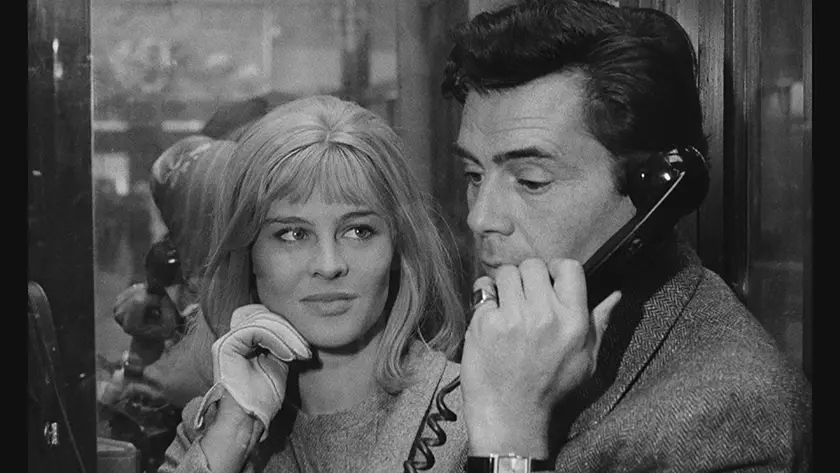 Julie Christie and Laurence Harvey are in a phone booth in John Schlesinger’s Darling