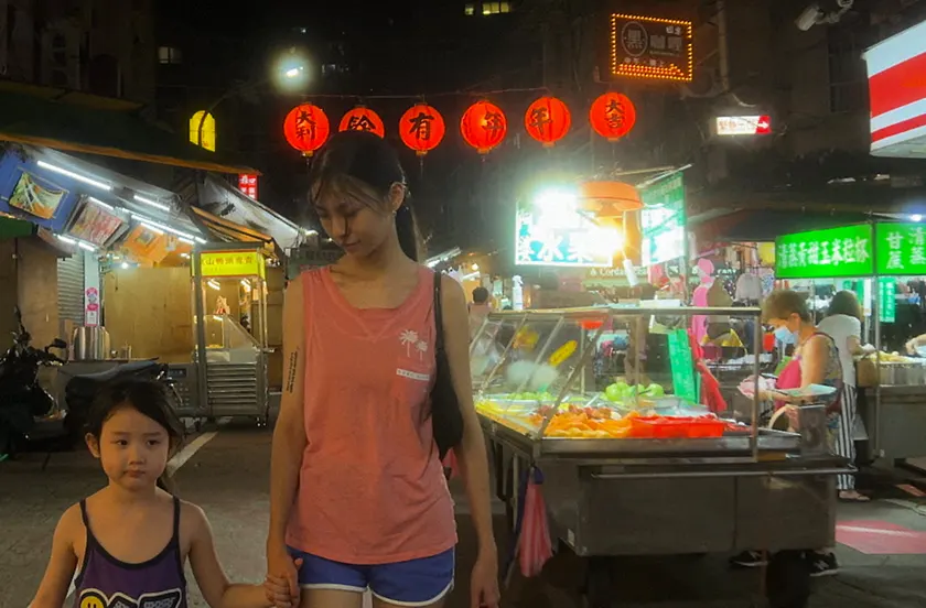 Janel Tsai and Nina Ye in Left-Handed Girl at the market at night