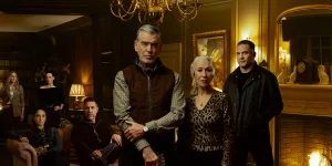 Anson Boon as Eddie Harrigan, Joanne Froggatt as Jan Da Souza, Mandeep Dhillon as Seraphina Harrigan, Lara Pulver as Bella Harrigan, Paddy Considine as Kevin Harrigan, Pierce Brosnan as Conrad Harrigan, Helen Mirren as Maeve Harrigan, Tom Hardy as Harry Da Souza, and Daniel Betts as Brendan Harrigan pose for an official promo for MobLand Season 1