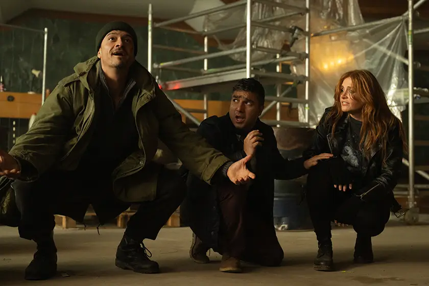 Bryce Dallas Howard as KAT, Orlando Bloom as MARLON, Nick Mohammed as HUGH in Deep Cover