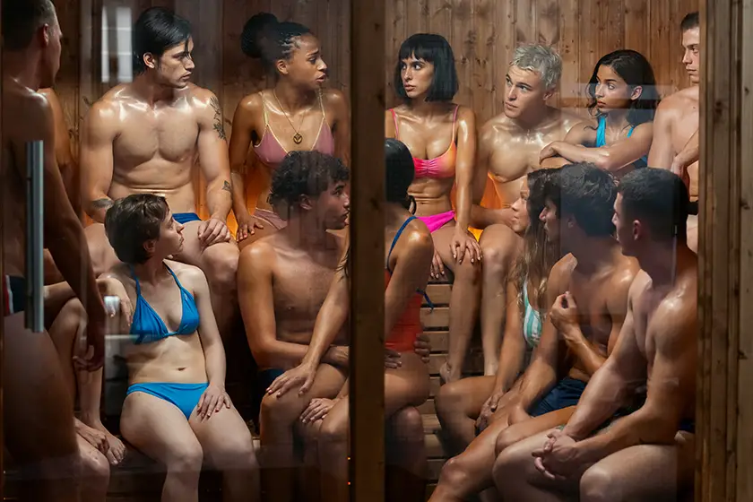 Gleb Abrosimov as Diego Sorokov, Juan Perales as Sebas Senghor, Nira Osahia as Zoe Moral, Agustin Della Corte as Roque Pérez, Laura Moray as Jennifer Pina, Martí Cordero as Charly Lago, Najwa Khliwa as Fátima Amazian are in a sauna in episode 2 of the Netflix show Olympo