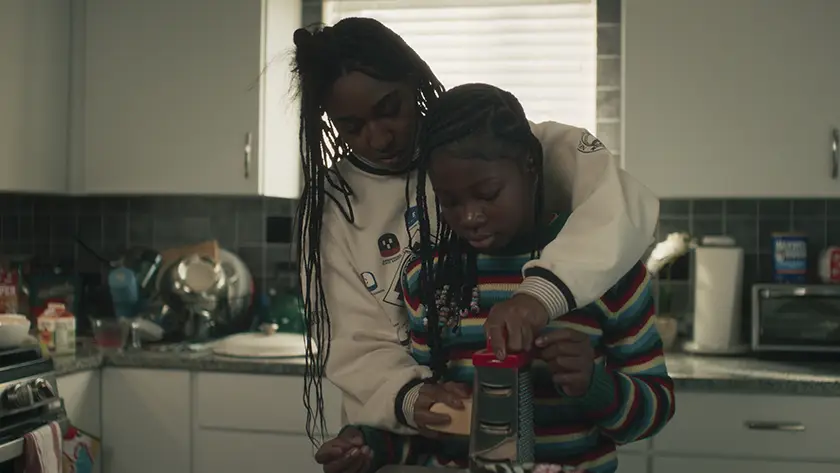 Ayo Edebiri as Sydney Adamu and Arion King as TJ in “Worms”, Season 4 Episode 4 of The Bear
