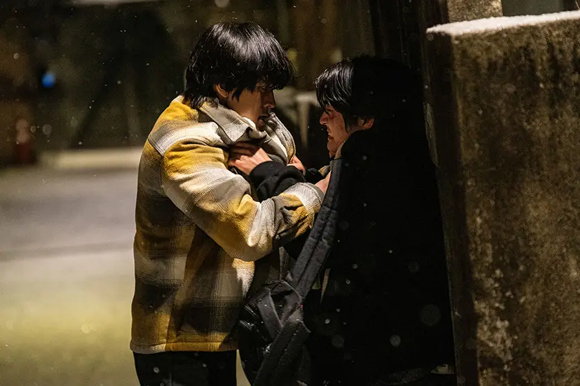 Two boys fight in a still from the film Fragment (Pa-pyeon - 파편)