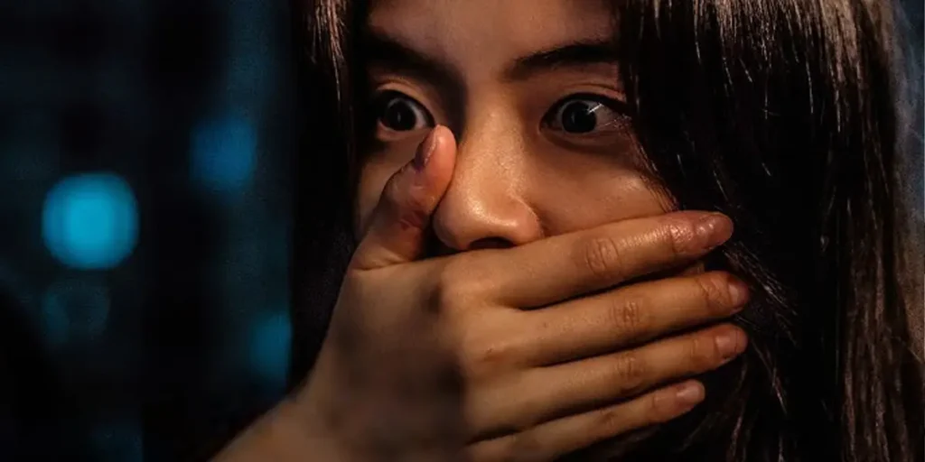 Lee Sun-bin covers her mouth in shock in the film Noise (Noijeu – 노이즈)