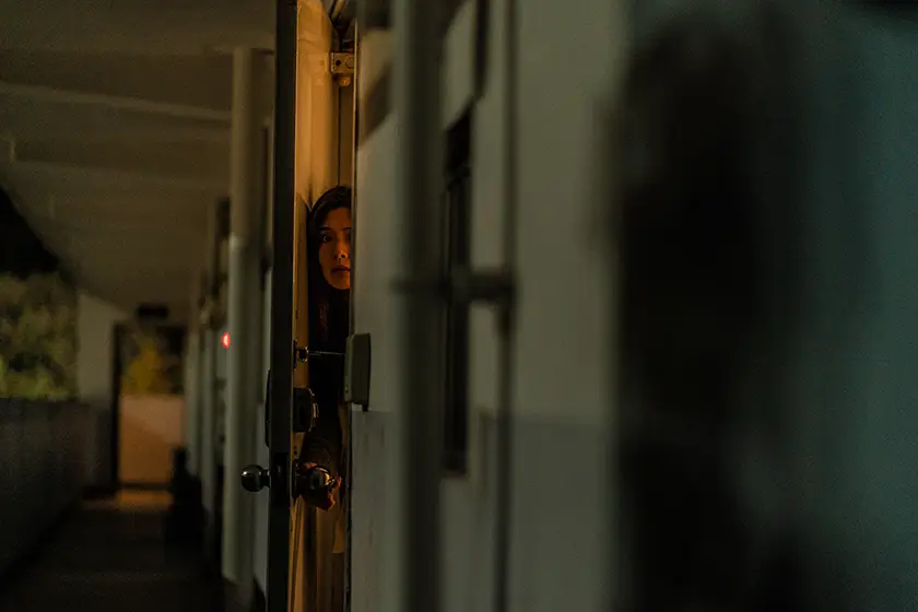 Lee Sun-bin looks out from behind an ajar door in the film Noise (Noijeu – 노이즈)