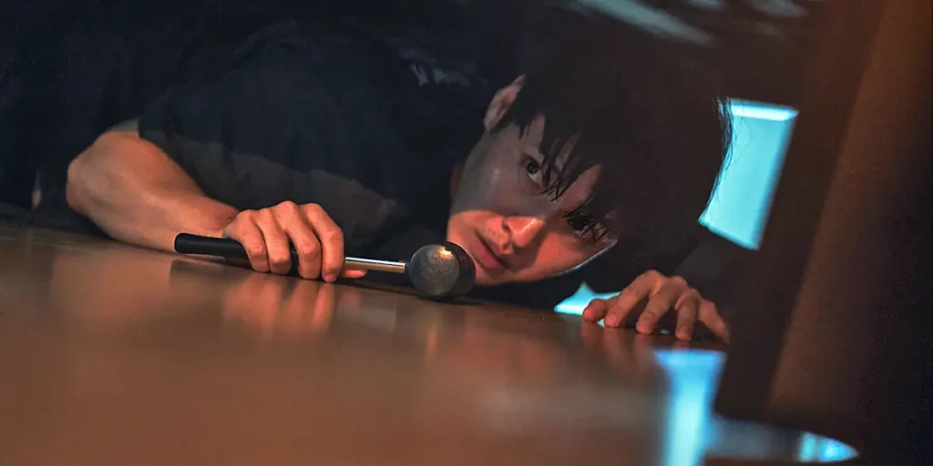 Kang Ha-neul as No Woo-sung crouches on the ground in Wall to Wall (84제곱미터)