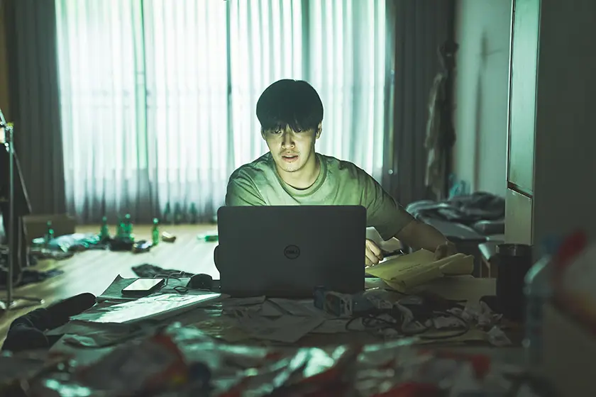 Kang Ha-neul as No Woo-sung at the computer in Wall to Wall (84제곱미터)