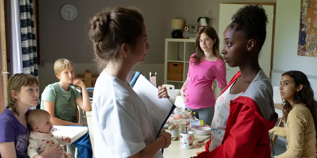 Lucie Laruelle, Janaina Halloy, Babette Verbeek, Samia Hilmi, Elsa Houben, and Mathilde Legrand in Young Mothers (Jeunes Mères)