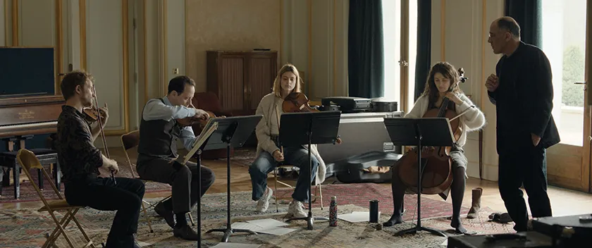 Frédéric Pierrot, Marie Vialle, Emma Ravier, Mathieu Spinosi, and Daniel Garlitsky play the violin in The Musicians (Les Musiciens)