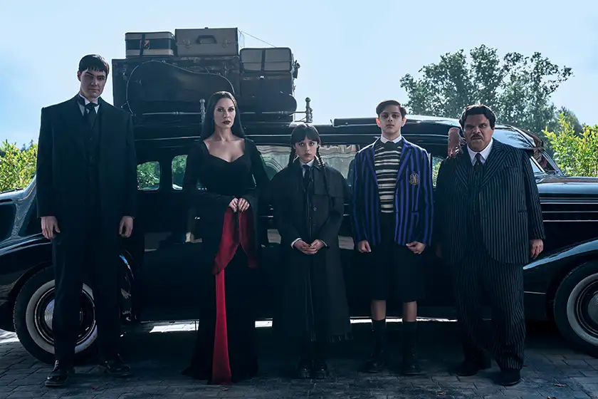 (L to R) Joonas Suotamo as Lurch, Catherine Zeta-Jones as Morticia Addams, Jenna Ortega as Wednesday, Isaac Ordonez aș Pugsley Addams, Thing, Luis Guzmán as Gomez Addams in episode 201 of Wednesday Season 2 Part 1