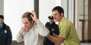 Dacre Montgomery and Bill Skarsgård in Dead Man's Wire