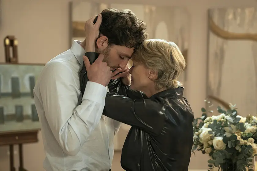 Robin Wright and Laurie Davidson in The Girlfriend