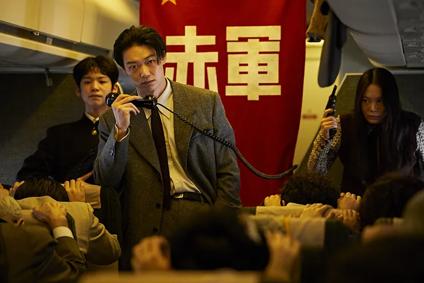 (L to R) Show Kasamatsu as Denji and Nairu Yamamoto as Asuka in Good News