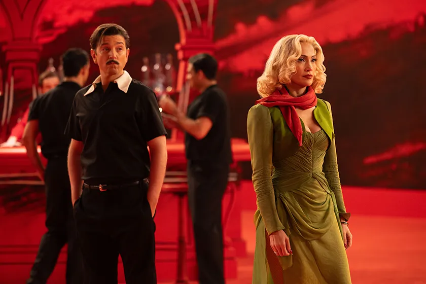Diego Luna and Jennifer Lopez in in Kiss of the Spider Woman