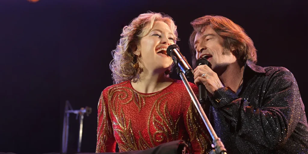 Kate Hudson and Hugh Jackman sing together in the movie Song Sung Blue