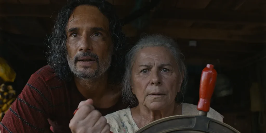 A young men and an old woman drive a ship in The Blue Trail (O Último Azul)