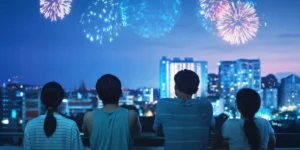 The characters of We Are All Strangers (Wo Men Bu Shi Mo Sheng Ren) watch the fireworks at night