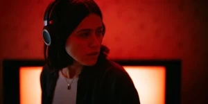 Nina Kiri in undertone