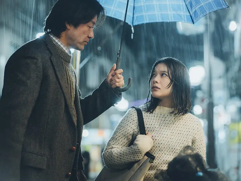 Asano Tadanobu (Mitsutsuka) holds an umbrella over Yukino Kishii's (Fuyuko) head in All the Lovers in the Night (Subete Mayonaka no Koibitotachi『すべて真夜中の恋人たち』)
