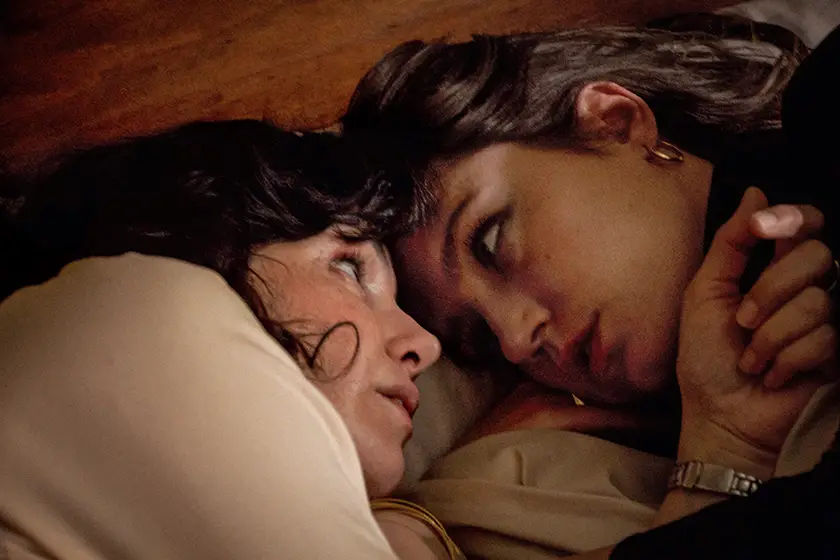 Adèle Exarchopoulos, whom we interview with Christophe Honoré and Vincent Lacoste, is in bed with a woman a still from the movie Orange-Flavoured Wedding (Mariage au Goût d'Orange)