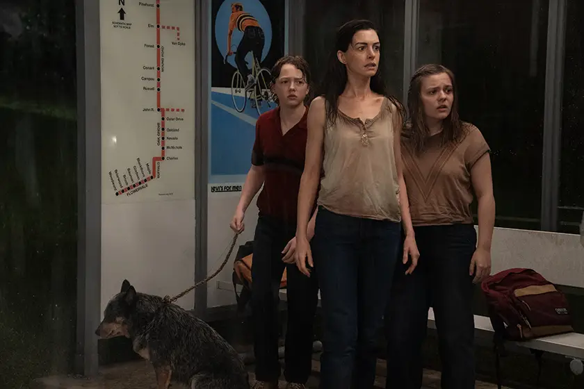 (L-r) CHRISTIAN CONVERY as Brian Platt, ANNE HATHAWAY as Denise Platt and MAISY STELLA as Audrey Platt stand in the subway with a dog in “The End of Oak Street”
