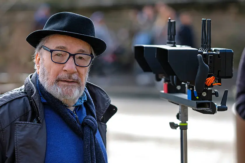 Gianni Amelio, whom we interview with Valeria Golino and Alessandro Borghi, shooting Nessun Dolore