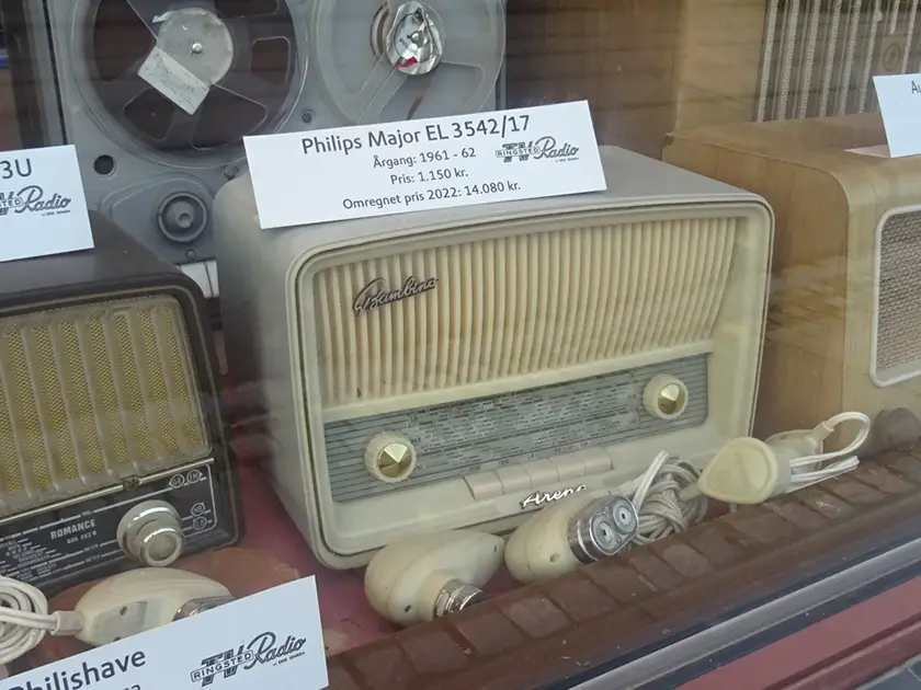 A Philips Major EL 3542/17 radio